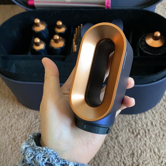 Dyson Prussian blue airwrap with extra long barrel - Picture 4 of 11